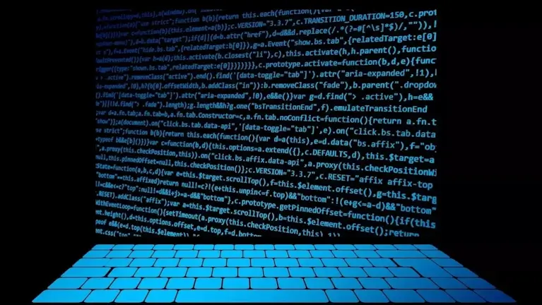 Código JavaScript mostrado en una pantalla con un teclado de ordenador.